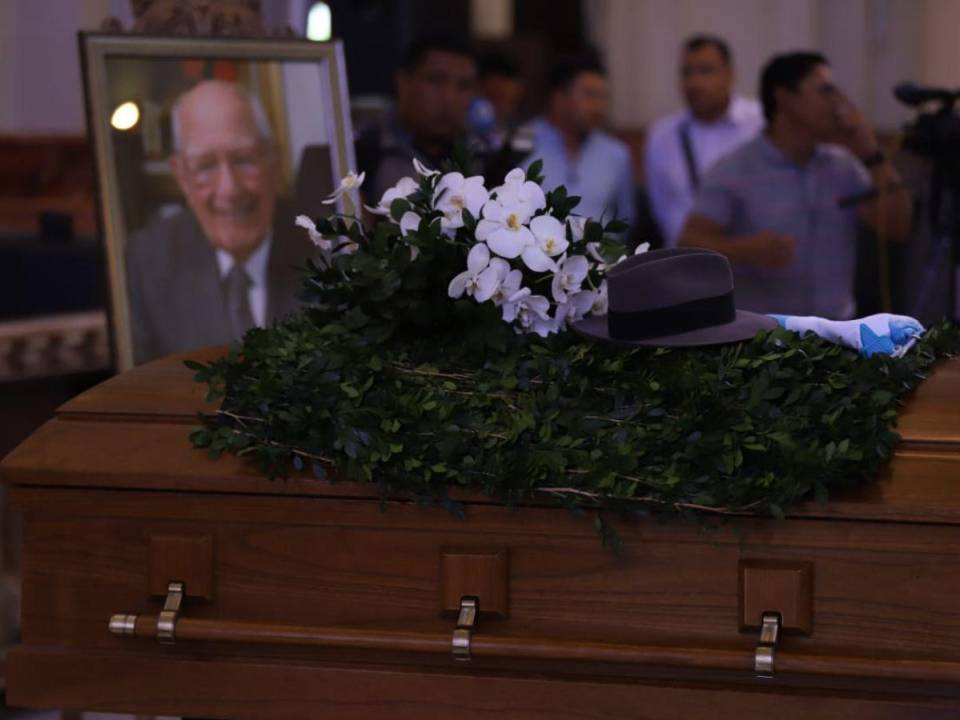 Luego de haber permanecido hospitalizado en un centro asistencial de Tegucigalpa, el empresario y político, Jorge Bueso Arias, falleció a sus 104 años de edad, así lo informaron sus familiares el pasado lunes -18 de septiembre-