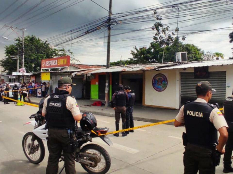 Las guías penitenciarias se encontraban almorzando en un comedor frente al complejo penitenciario de Guayaquil.