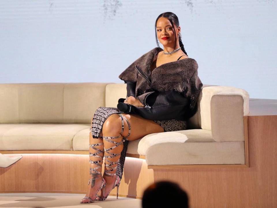 Rihanna habla durante la conferencia de prensa del Super Bowl.