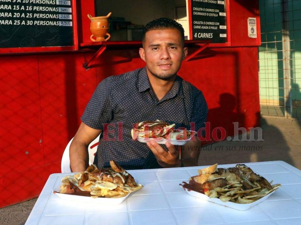 Desde hace dos años el jugador del Motagua deleita a los capitalinos con exquisitos platillos en su negocio, “Parrilladas El Colocho”.