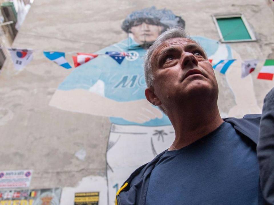 Así fue captado Mourinho por los fanáticos en las calles de Nápoles mientras rendía tributo a Maradona.