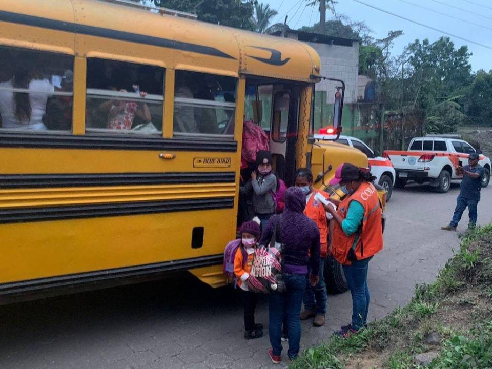 Imágenes divulgadas por las autoridades mostraron el momento en que los pobladores, entre ellos niños y ancianos, abordaban autobuses de ingenios azucareros rumbo a albergues de la ciudad vecina de Santa Lucía Cotzumalguapa.