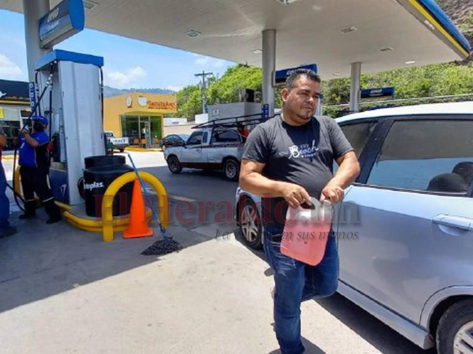 ¡Caos! Conductores abarrotan gasolineras para abastecerse de combustible