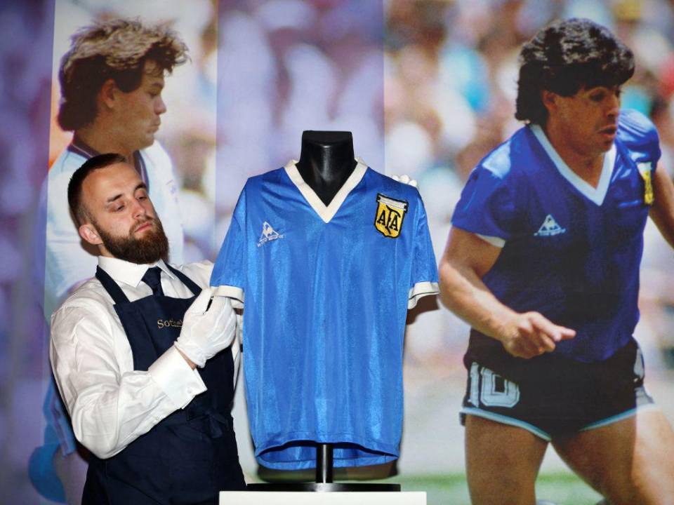 Con esta épica camiseta, Diego Armando Maradona marcó los que quizás fueron los dos goles más importantes de su carrera.