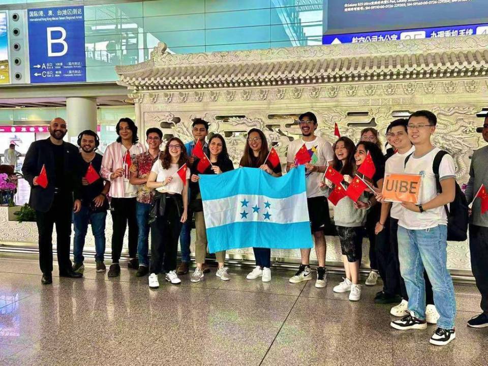 Momento en que los becarios hondureños arribaron a China. Llegó un primer grupo de 26 de más 200 jóvenes hondureños que están becados en Taiwán.