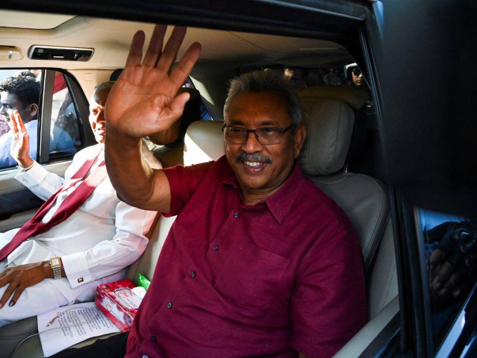 En esta foto de archivo tomada el 17 de noviembre de 2019, el presidente electo de Sri Lanka, Gotabaya Rajapaksa, saluda a sus seguidores cuando sale de la oficina de la comisión electoral en Colombo.