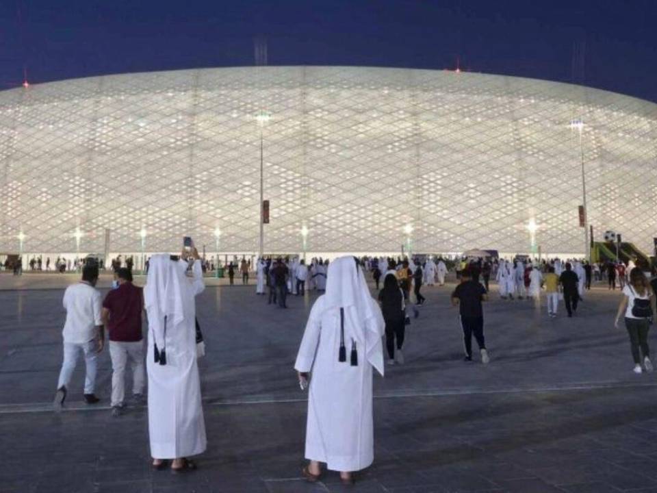 Estamos a solo 32 días del inicio del Mundial Qatar 2022 y la fiebre del fútbol ya está latente. Probablemente muchas personas no tenían a Qatar en el radar hasta que se anunció que sería la sede de la Copa Mundial. En ese sentido, los ojos del mundo comenzaron a observar su cultura, su forma de vida, su economía y el desarrollo de la infraestructura para el gran evento que comenzará a desarrollarse este próximo 20 de noviembre. A continuación le presentamos los datos más relevantes del país organizador de la Copa del Mundo.