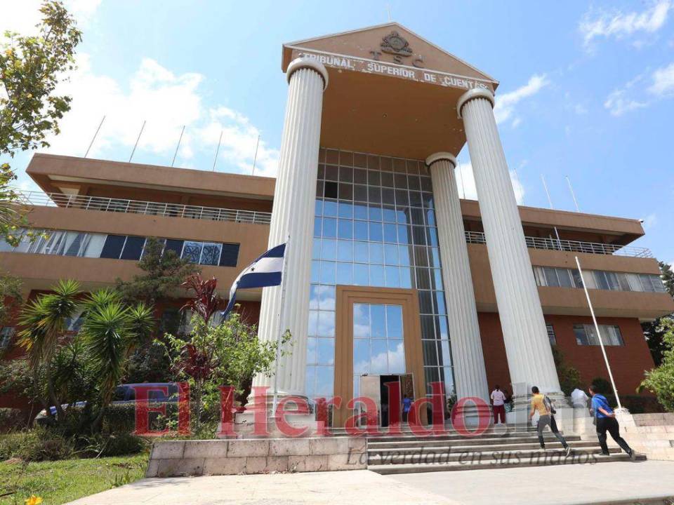 Según el informe del TSC, el Hospital Escuela Universitario no cuenta con una Política Institucional Salarial para la aplicación en los cargos de Jefatura del Área Médica.