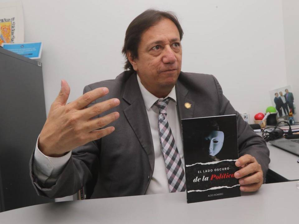 “El lado oscuro de la política”, es el nuevo libro del periodista Aldo Romero, que habla sobre el actuar de los políticos hondureños y que invita a la reflexión a los votantes.