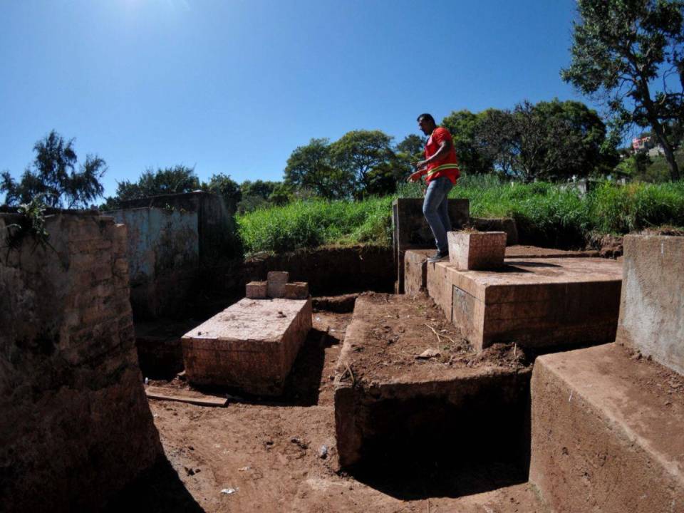 Más de 30 tumbas soterradas desde el huracán Mitch han sido descubiertas hasta los momentos; sin embargo, autoridades mencionaron que alrededor de 100 mil tumbas siguen soterradas en el lugar.