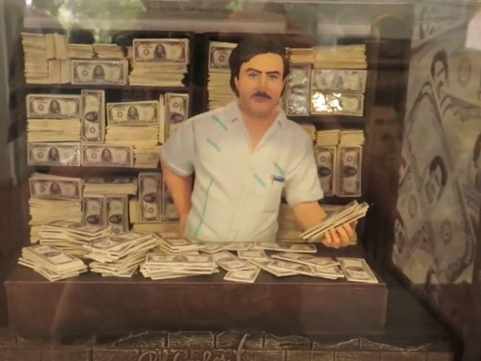 La Casa Museo de Pablo Escobar, antes de ser demolida, albergaba una colección de objetos relacionados con la vida del narcotraficante colombiano. La visita a la casa permitía a los visitantes adentrarse en la historia y el legado de Pablo Escobar, así como explorar los diferentes espacios que conformaban su residencia
