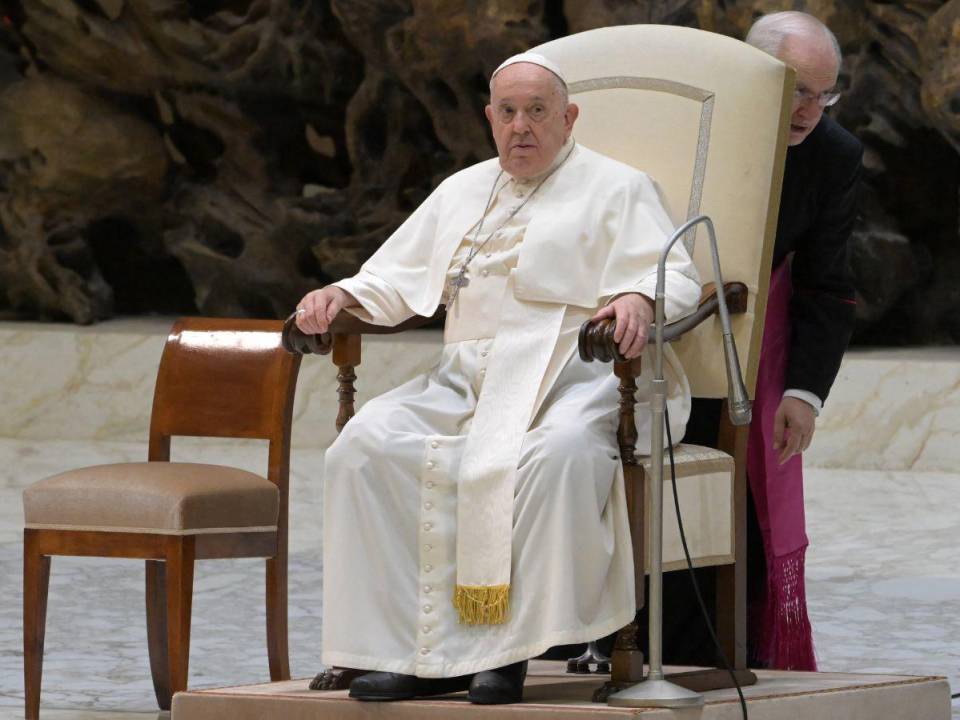 El papa Francisco se sometió a una tomografía computarizada y se descartó que tuviera complicaciones pulmonares.