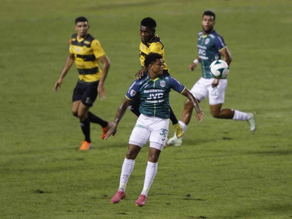 El Panchito Martínez la mandó un pelotazo a Cristian Sacaza quien no dudó en definirla para hacer el primero gol de la noche.