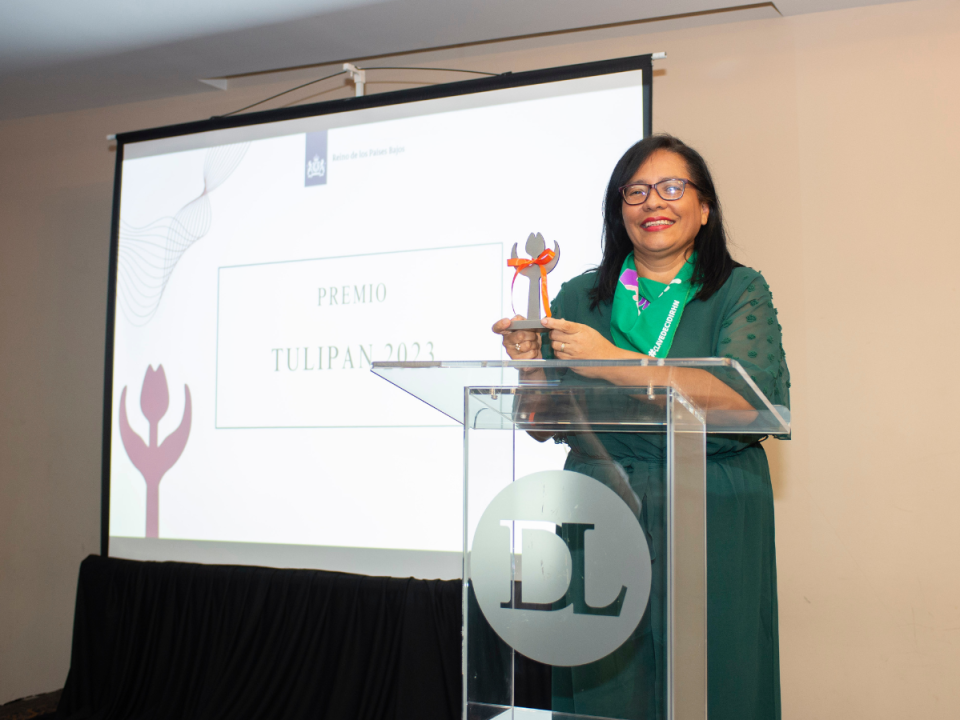 Norma Carías recibió con mucha alegría el Premio Tulipán 2023. La hondureña fue galardonada por su lucha de casi tres décadas en favor de la niñez y las mujeres.