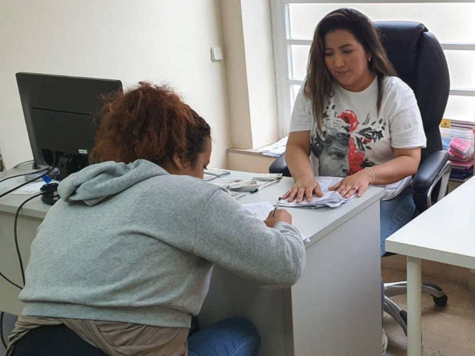 Una hondureña realiza una gestión en el Consulado de Honduras en Barcelona.