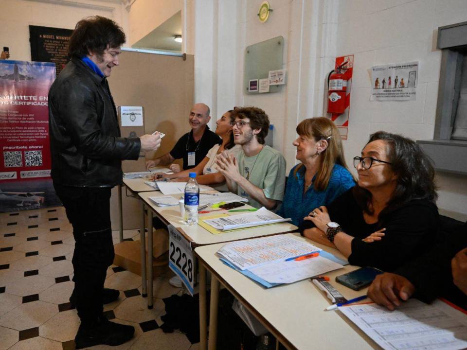 El congresista argentino y candidato presidencial de la Alianza Avanza La Libertad, Javier Milei, vota en un colegio electoral en Buenos Aires, durante las elecciones presidenciales del 22 de octubre de 2023.