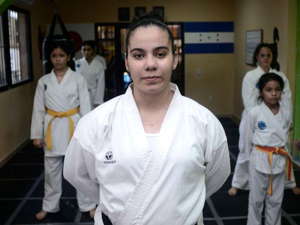 Las mujeres estamos abajo en actividad física y no porque no podamos hacerlo, sino porque pesa mucho lo que la sociedad nos hace creer”, Carla Armijo, karateca hondureña.