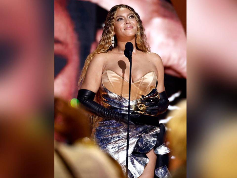 Beyoncé acepta el premio al Mejor Álbum de Música Electrónica/Dance por “Renacimiento” en el escenario durante la 65ª entrega de los Premios Grammy.