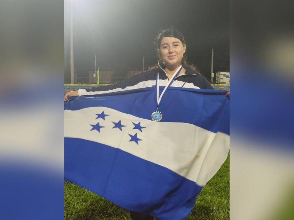 Esther Padilla lució con orgullo la Bandera de Honduras tras lograr la medalla de plata en Nicaragua.