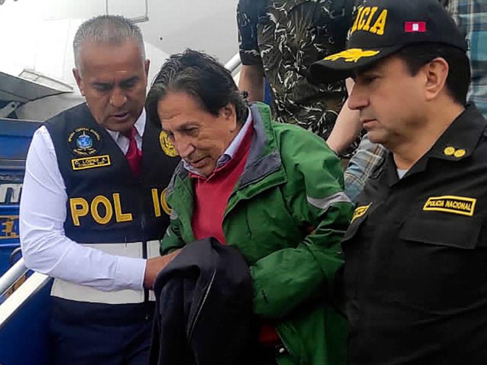 Toledo, de 77 años, llegó a la capital peruana en un vuelo desde Los Ángeles y bajo custodia de agentes de la Interpol.
