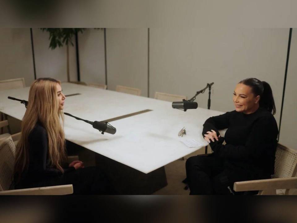 Kim junto a Angie Martínez durante la entrevista.