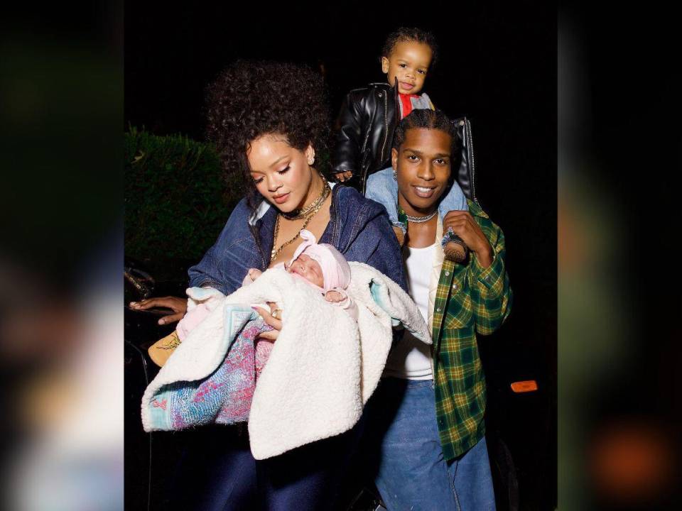 En una sesión de fotos desenfadada y casual, Rihanna y A$AP Rocky presentaron a su segundo hijo Riot Rose.