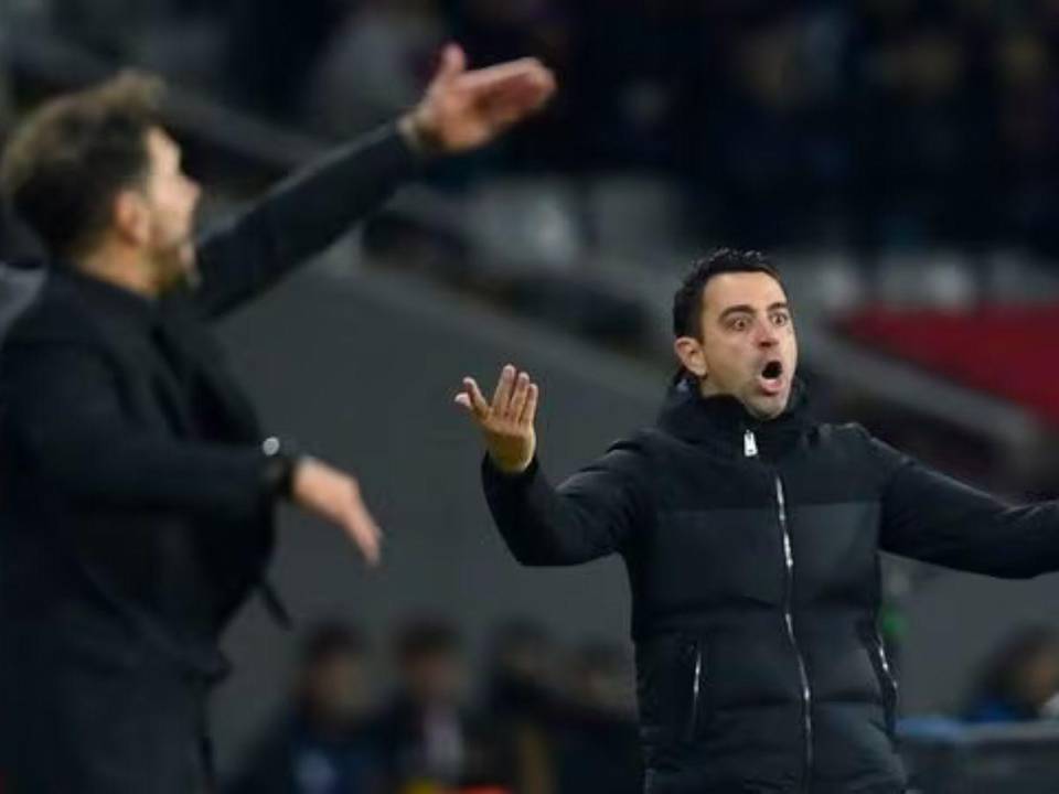 Simeone del Atlético de Madrid no se aguanta y lanza mensaje a Xavi: “Este señor no calla ni en pedo”, algo que el entrenador del Barcelona se tomó entre risas y mandó su respuesta.