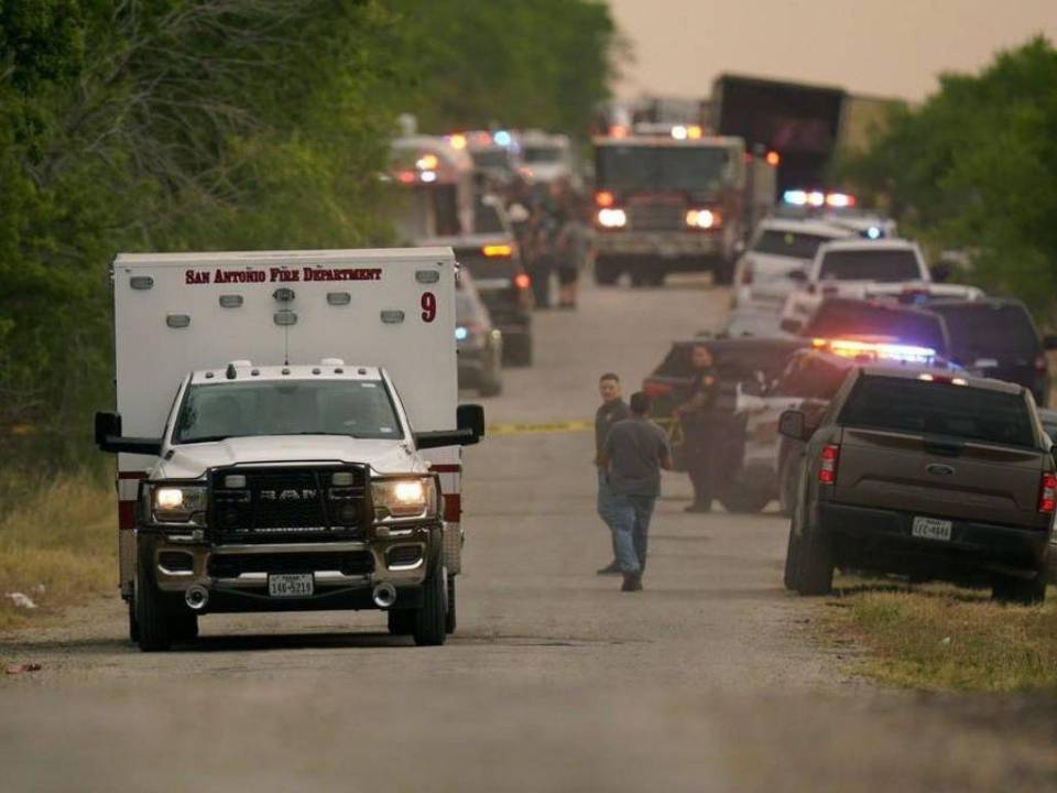 Las víctimas fueron descubiertas en la caja de un tráiler, quienes habrían muerto asfixiados debido al encierro y a las altas temperaturas que imperó en San Antonio en estos días.