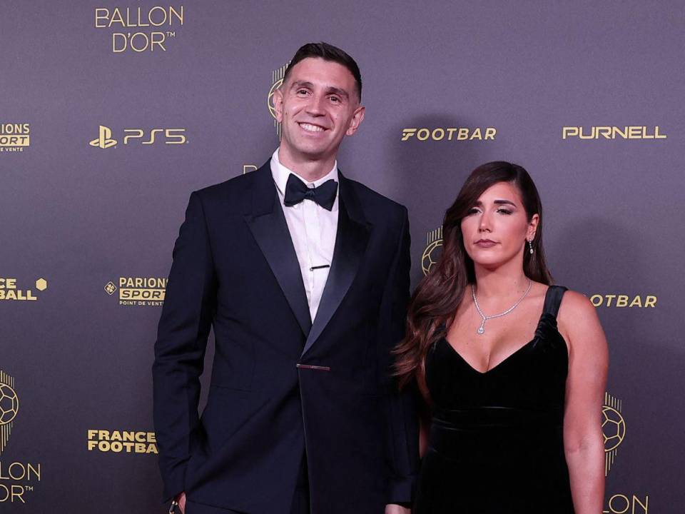 Dibu Martínez recibió el Premio Yashin al lado de su esposa Mandinha Martínez y de las manos de su padre, Alberto Martínez en el galardón del Balón de Oro.