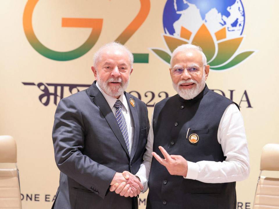 El primer ministro de la India, Narendra Modi (derecha), y el presidente de Brasil, Luiz Inácio Lula da Silva, se dan la mano durante una reunión bilateral después de la sesión de clausura de la cumbre del G20 en Nueva Delhi el 10 de septiembre de 2023.