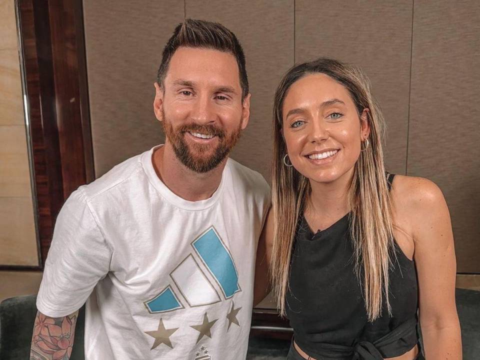 Sofi Martínez ha entrevistado a Messi en otras ocasiones, incluso después de ganar el Mundial de Fútbol en 2023 lo entrevistó y se tomaron esta imagen.