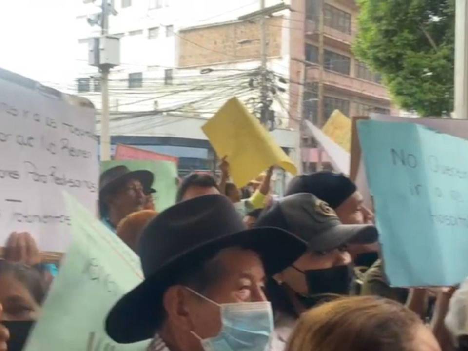 Con pancartas en mano, los pacientes renales llegaron hasta los bajos del Congreso Nacional a exigir que no sea derogada la Ley Nacional Renal.