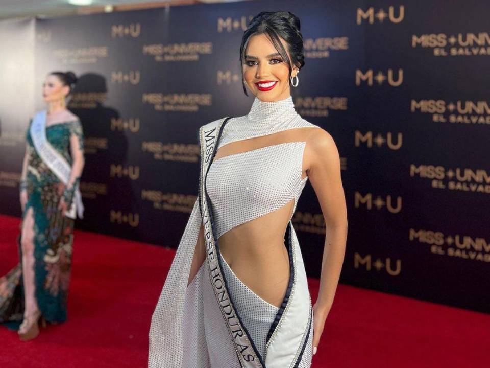 Para la cena de bienvenida del Miss Universo 2023, la hondureña optó por un diseño asimétrico firmado por la dominicana Giannina Azar.