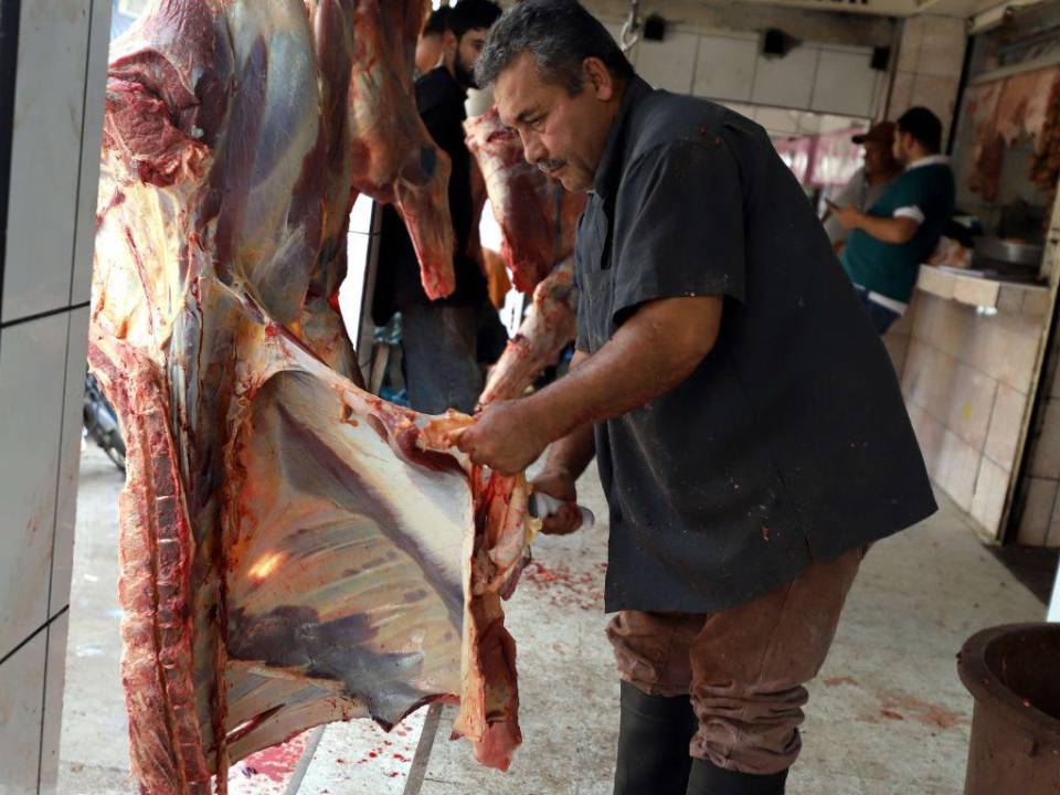 La carne llega a los mercados de la capital y en las carnicerías se encargan de hacer los cortes.