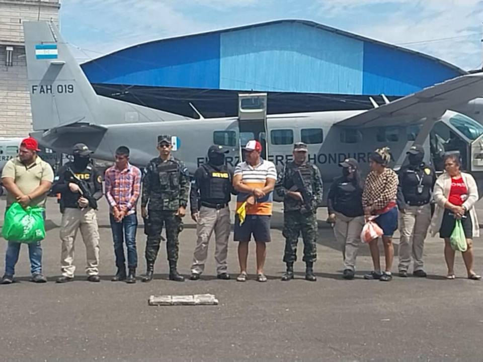 Cinco personas fueron capturadas en posesión de nueve kilos de droga, supuesta cocaína en Tocoa, Colón.