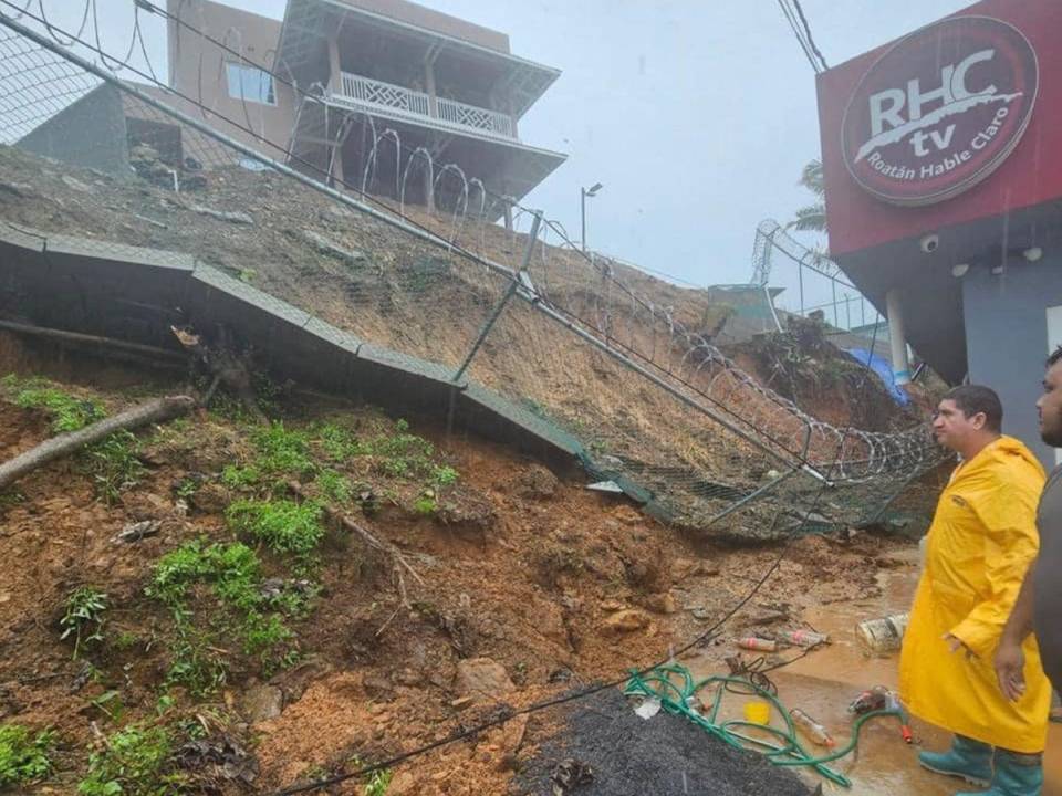 Las fuertes lluvias han provocado deslizamientos de tierra en Roatán, Islas de la Bahía, donde además segaron tres vidas.