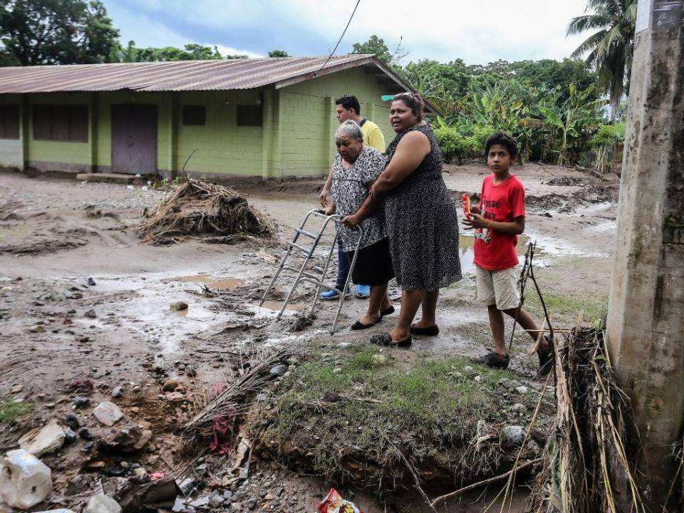 Inundaciones, desplazamientos y preparativos: Los primeros efectos del huracán Julia en Honduras