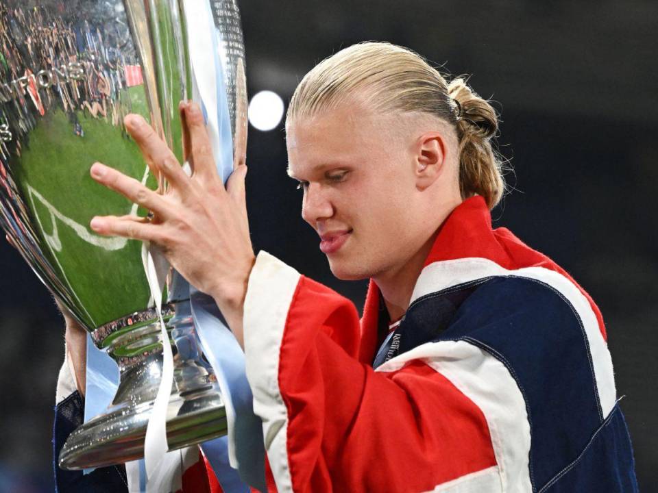 El delantero noruego #9 Erling Haaland del Manchester City posa con el trofeo de la Copa de Europa mientras celebran ganar el partido de fútbol final de la Liga de Campeones de la UEFA entre el Inter de Milán y el Manchester City en el Estadio Olímpico Ataturk en Estambul, el 10 de junio de 2023.