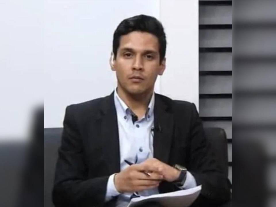 El subsecretario de prensa, Carlos Estrada, anuncia que “pone a disposición” su cargo.