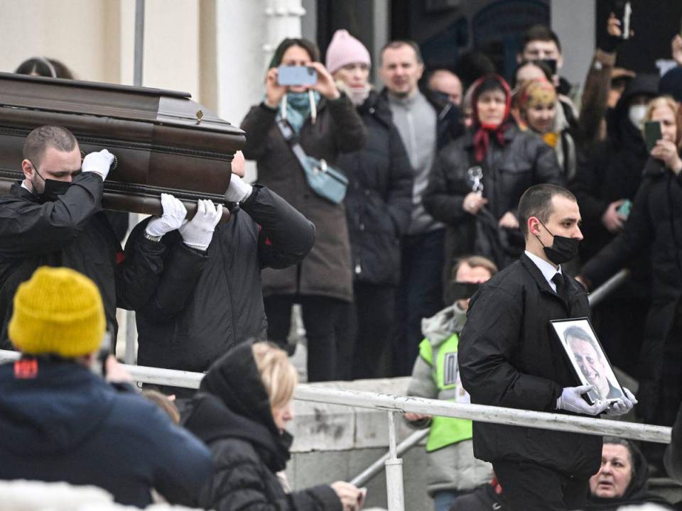 Miles de simpatizantes del opositor ruso Alexéi Navalny se concentraron este viernes para rendirle homenaje en una iglesia de Moscú antes de su funeral, pese al riesgo de ser detenidos.