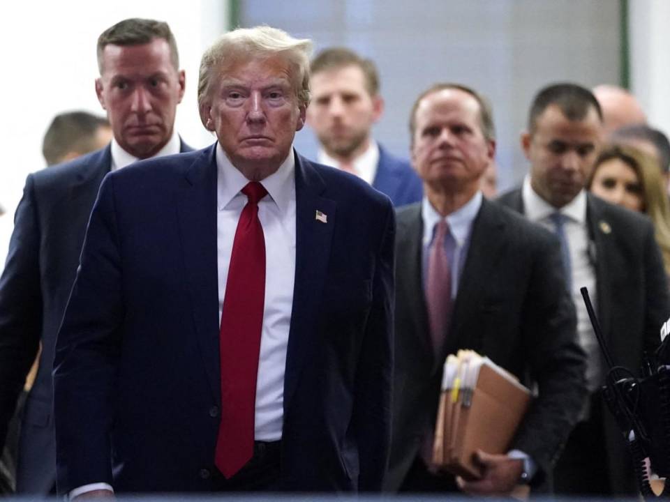 El expresidente estadounidense Donald Trump toma un descanso durante el juicio por fraude civil contra la Organización Trump.
