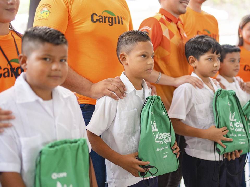 <i>El programa a “A clases con Cargill” entregó paquetes escolares, impulsando el acceso a la educación de niños en Honduras, Guatemala, Nicaragua y Costa Rica. </i>