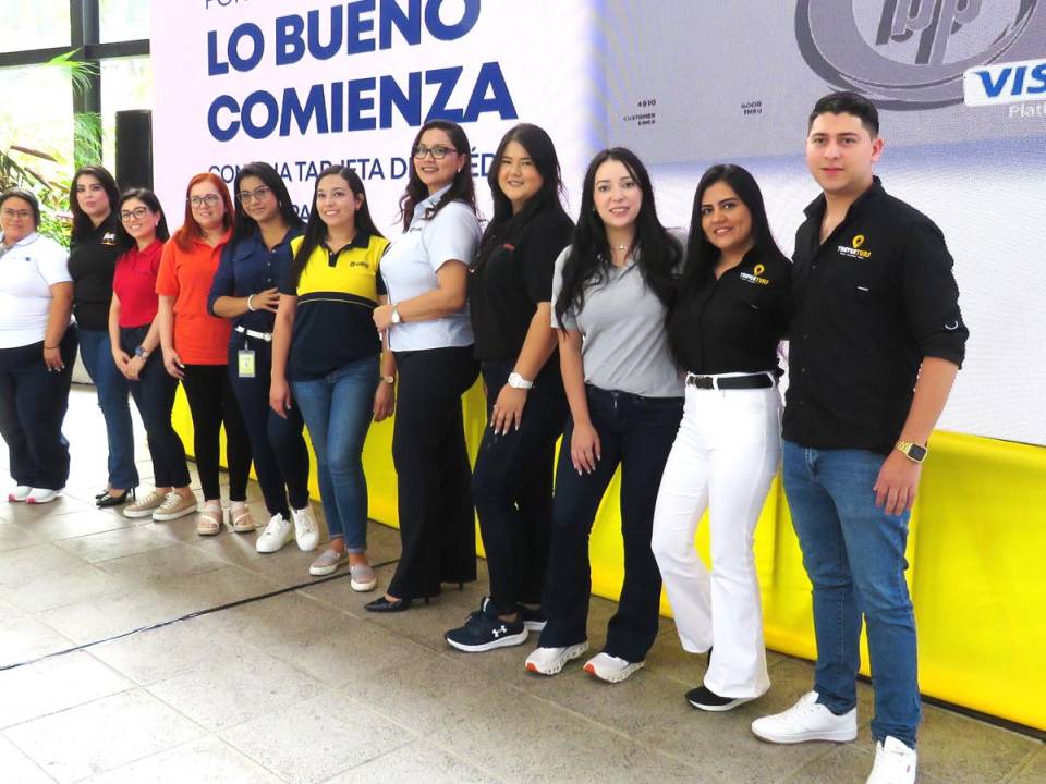 <i>Ejecutivos de Banpaís junto a las agencias de viaje que participaron en la Expo Viajes.</i>