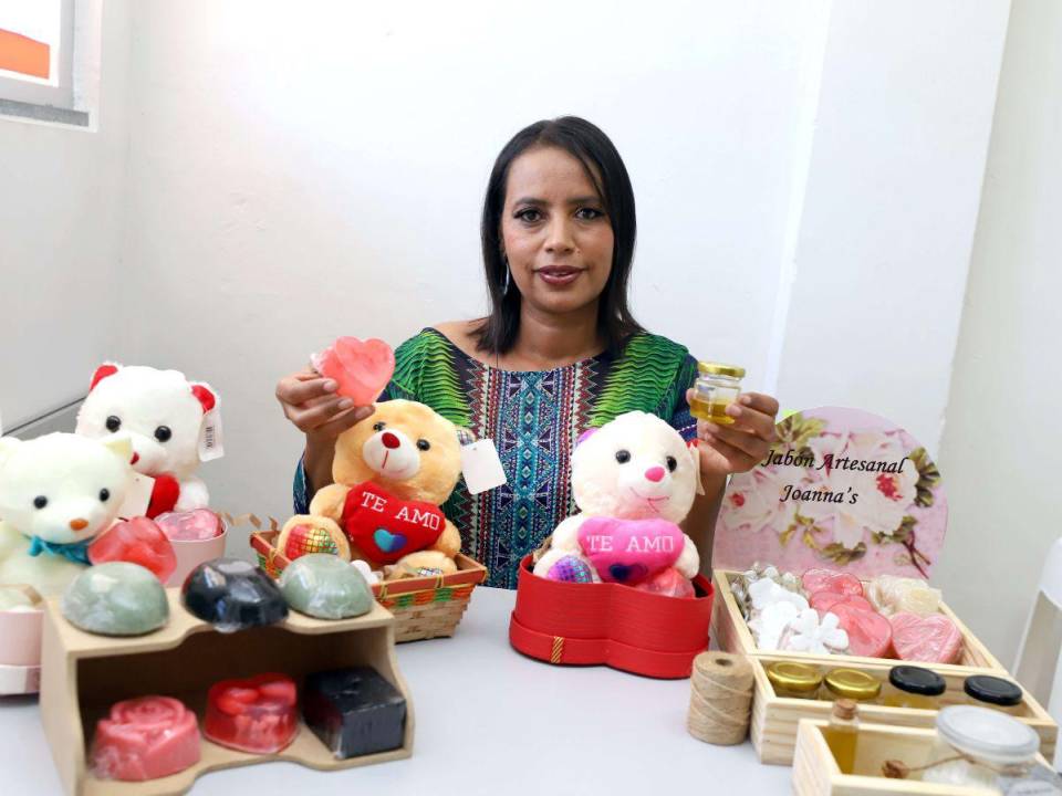 Cynthia también incluye otros accesorios en la venta de sus jabones para hacerlos más atractivos a sus clientes.