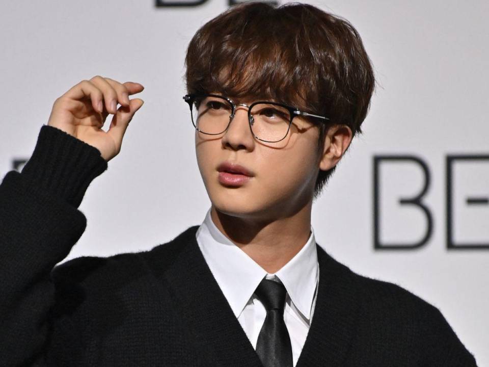 Jin, cuyo nombre completo es <b>Kim Seok-jin</b>, se presentó el martes para realizar sus cinco semanas de entrenamiento antes de integrar una unidad