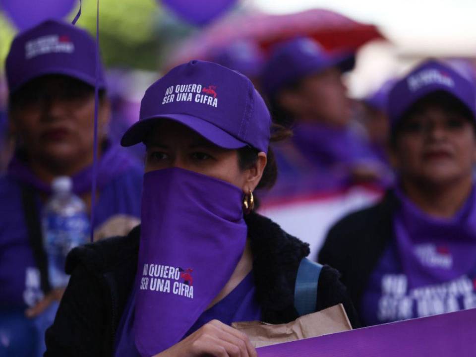 Este martes 28 de noviembre, un nutrido grupo de mujeres realizó una marcha en las calles de Tegucigalpa por la lucha de la violencia contra la mujer y de los femicidios en Honduras. La movilización fue denominada como “no quiero ser una más”, haciendo alusión al incremento de la muerte de féminas en el país.