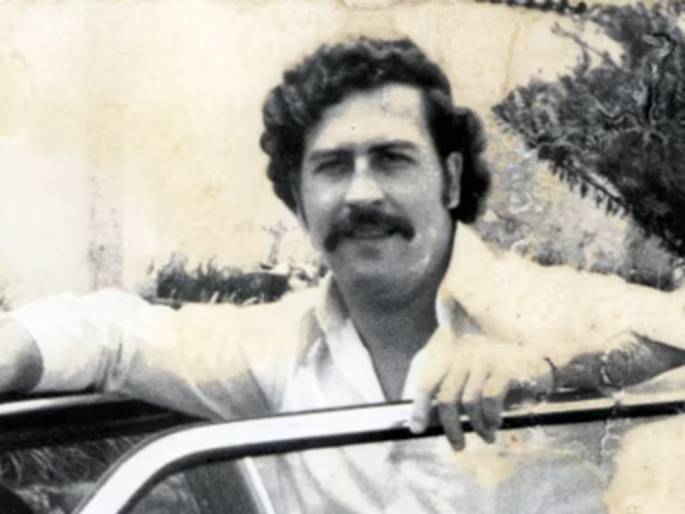 El narcotraficante más buscado en los años noventa, Pablo Emilio Escobar Gaviria, fue el líder del cartel Medellín en Colombia y uno de los criminales más ricos. Fue el mayor fabricante y distribuidor de cocaína del mundo. Su muerte fue una explosión en los medios, pues surgieron varias especulaciones tras el hecho. Aquí te contamos cómo fue el último día de Escobar, según los agentes que lo acorralaron.