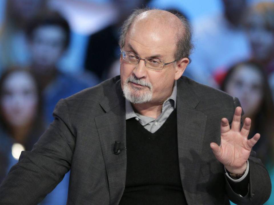 En esta foto de archivo tomada el 16 de noviembre de 2012, el autor británico Salman Rushdie participa en el programa de televisión “Le grand journal” en un plató de la televisión francesa Canal+ en París.