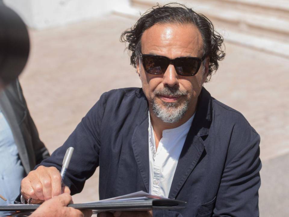 La obra de González Iñárritu narra la historia de un reconocido periodista y documentalista mexicano, quien al regresar a su país se enfrenta a su propia identidad, sus memorias y a la nueva realidad que envuelve a México.