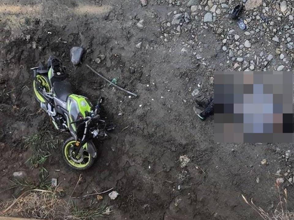 El cuerpo del joven, que murió debido a los golpes, quedó en los bajos del puente cerca de la motocicleta.